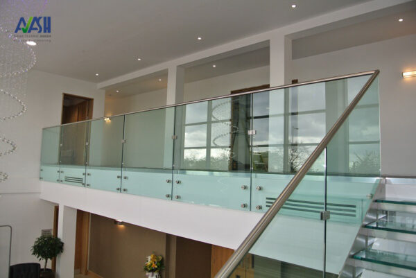 عوامل مؤثر در قیمت هندریل شیشه ای