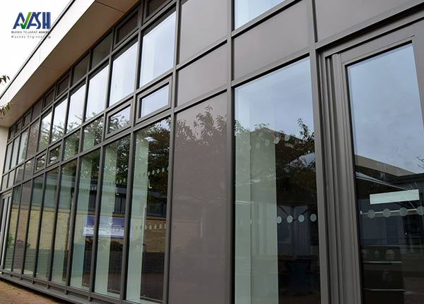 مقایسه قیمت نمای کرتین وال با نمای شیشه ای از لحاظ ساختار